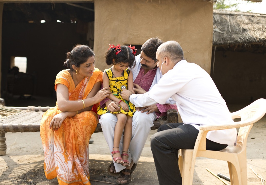 doctor-inspecting-family